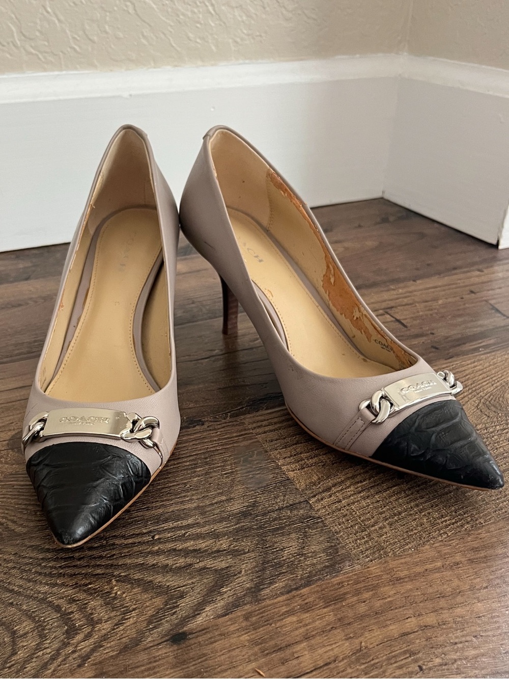 Vintage COACH Pointed Toe Pumps Heels Shoes Two Toned Leather Beige Women’s 7.5
